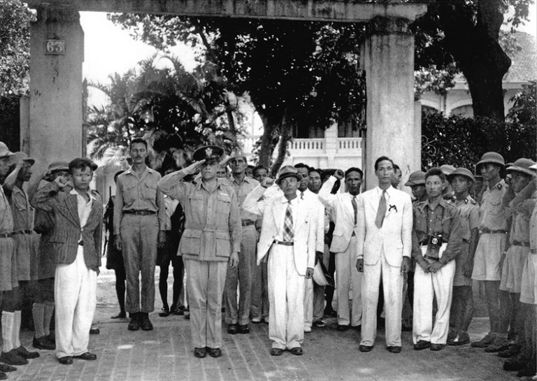 Archimedes Patti salutes alongside General Võ Nguyên Giáp
